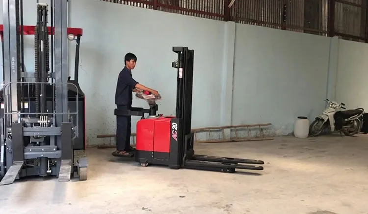 Heli 2 Ton Load Capacity Narrow Legs Electric Stacker (CDD20)